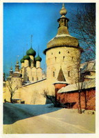 Ростов Великий. Часть кремлевской стены с круглой башней.